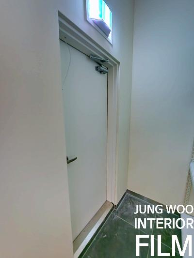 녹색 타일 바닥과 라이트가 있는 복도 공간