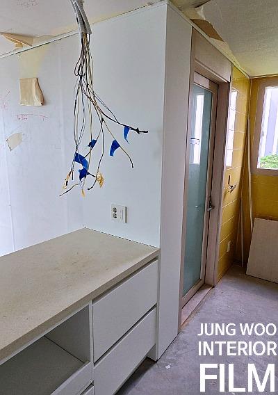 창문 옆 수납장 측면의 필름 시공 모습