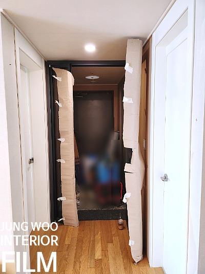 보양 테이프가 부착된 복도 공간과 도어들의 상태
