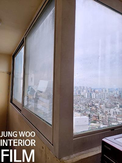 창문 프레임의 최종 필름 작업 모습