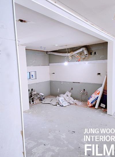 배관이 노출된 천장과 건축 자재가 쌓인 모습