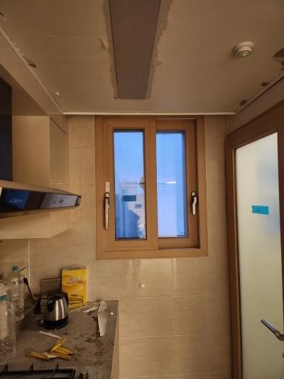 레인지후드와 상부장이 설치된 주방 전경