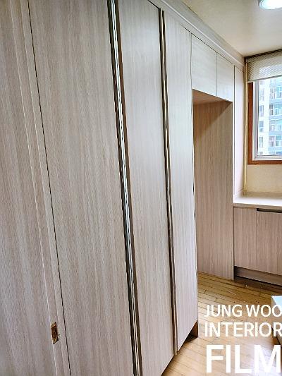창문과 수납장이 인접한 작업 구간