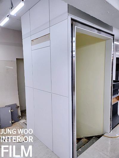 마감이 덜 된 벽면과 슬라이딩 도어의 모습