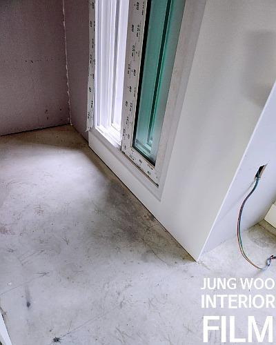 벽면과 맞닿은 창틀 경계선 정리