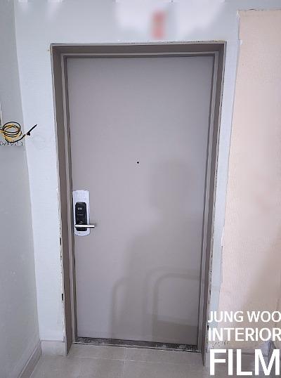 필름 부착 전의 도어 프레임과 패널