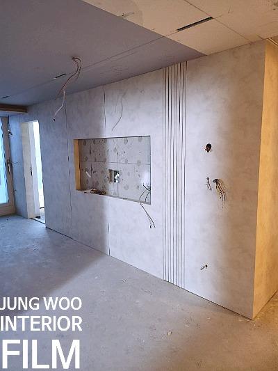 콘크리트 표면과 전선이 노출된 벽면