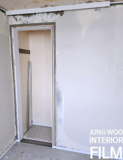 문틀과 벽 사이 흠집 정리 및 부분 마감 모습
