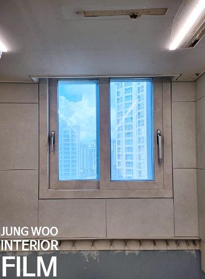 정교한 컷팅으로 마무리하는 창틀 라인