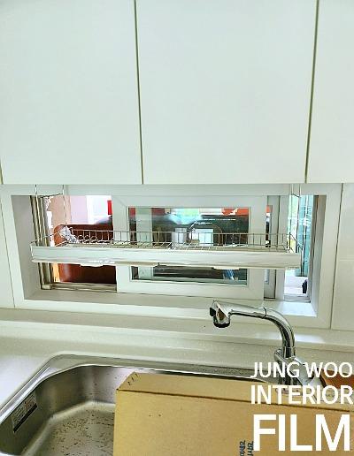 주방 수납장과 창틀의 필름 마감 작업