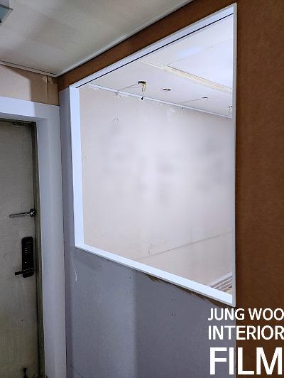 현관 근처 벽면과 천장의 기초 상태