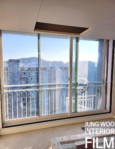 창문 모서리 부분에 필름을 밀착시키는 과정