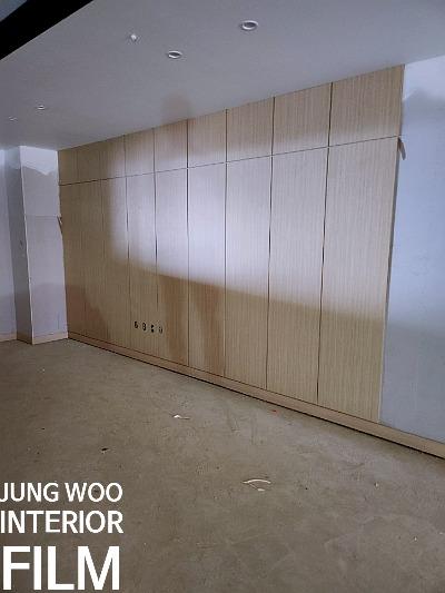 조명이 설치된 목재 패널 벽면과 바닥