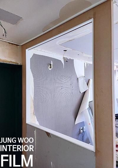 천장과 문틀 주변의 공사 흔적이 남은 벽면