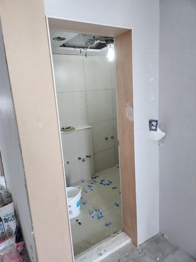 전기 소켓과 노출 조명이 보이는 흰색 마감 벽면