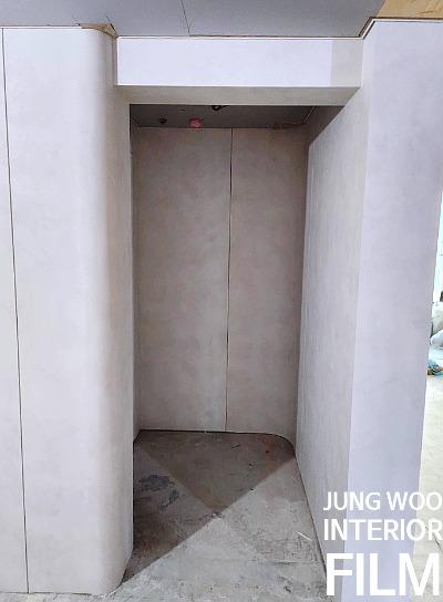 흙과 먼지가 보이는 미완성 상태의 벽면과 천장