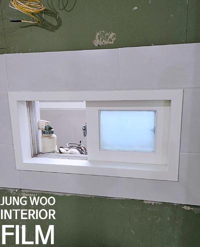 섀시 굴곡 면을 따라 필름을 밀착시키는 작업