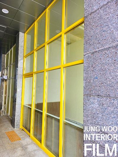 노란색 프레임 유리창과 콘크리트 바닥