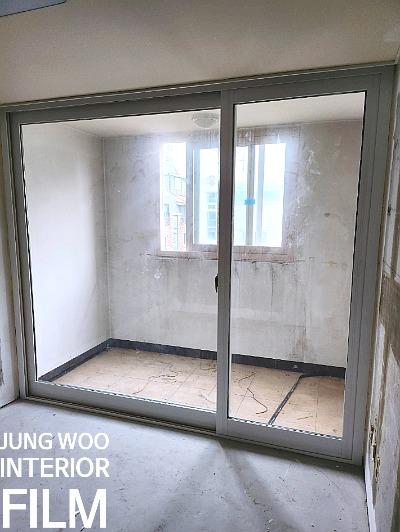 벽면이 노출된 방의 슬라이딩 도어 모습