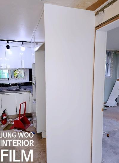 수납장 전면부의 필름 밀착 과정