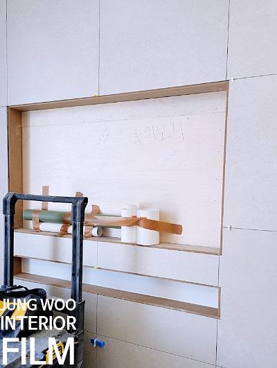 수납장 표면의 최종 정리 과정