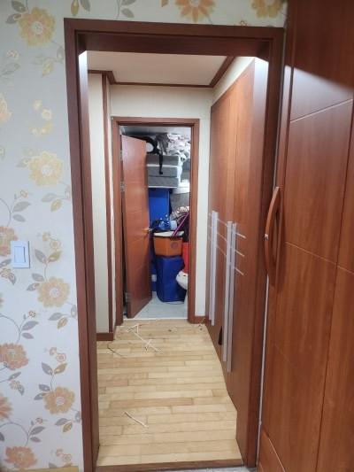 도어 패널과 프레임의 접합부를 시공하는 과정