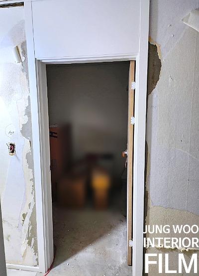 전기 소켓과 문틀이 설치된 벽면의 모습