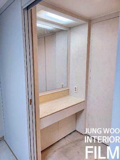 유리 문짝이 설치된 수납장의 프레임 부분