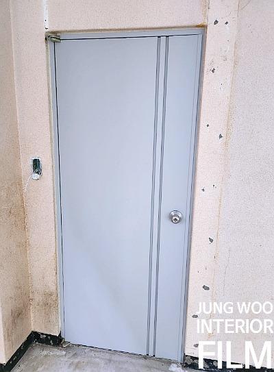 여닫이 도어 힌지 부분의 상세 모습
