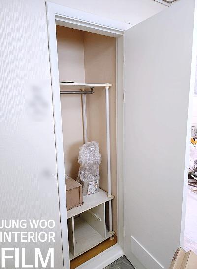 옷걸이봉과 선반이 있는 수납장 내부와 도어