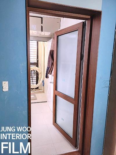 나무 테두리 문이 있는 현관 공간의 모습