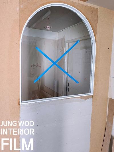 가이드라인과 전선이 노출된 아치 프레임 벽면