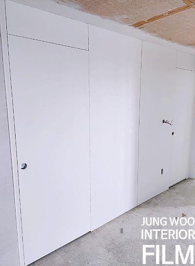 구조물이 노출된 공사 중인 실내