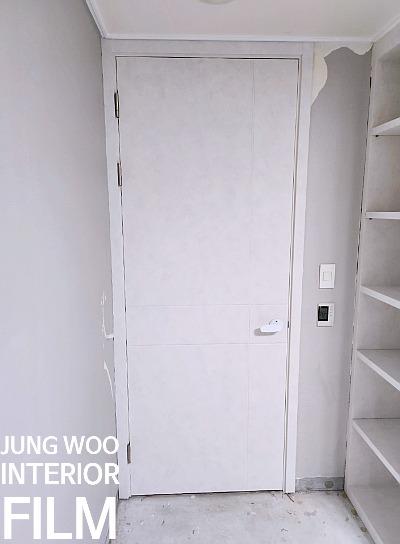 내부 선반과 타일 바닥이 보이는 수납장 구간