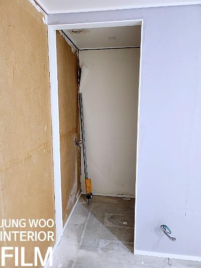 마감재가 섞여 있는 복도와 열린 문