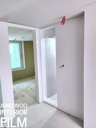 전선과 잔해물이 남은 공사 중인 복도 전경
