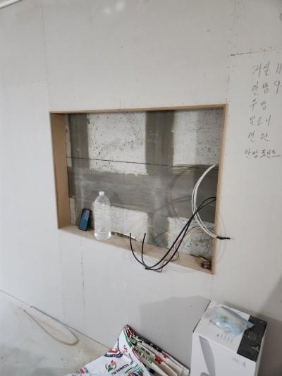 벽면과 천장 경계에서 도구를 사용하는 세부 작업
