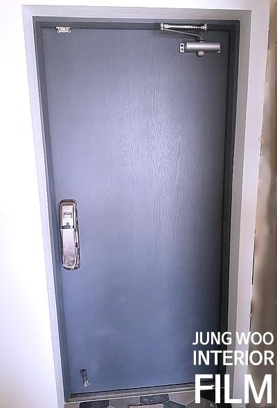 그레이 필름으로 마감된 현관문 완성 모습