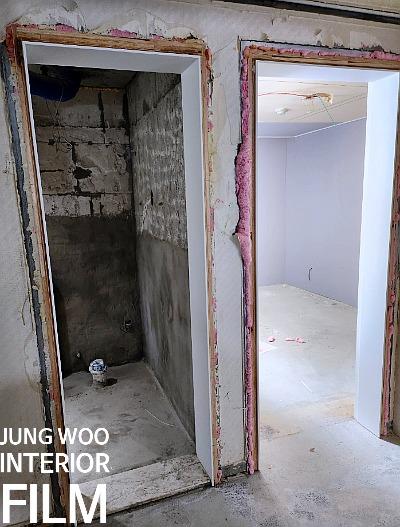보온재가 노출된 두 개의 문과 내부 벽면