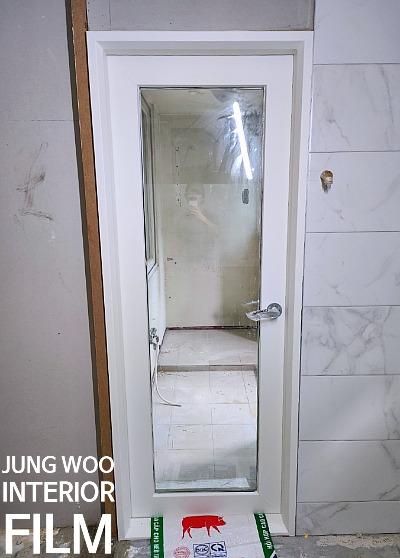 도어 안쪽 유리 패널과 힌지 주변의 모습