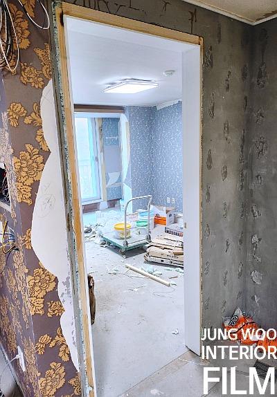 수납장과 창문 프레임의 톤 맞춤 작업