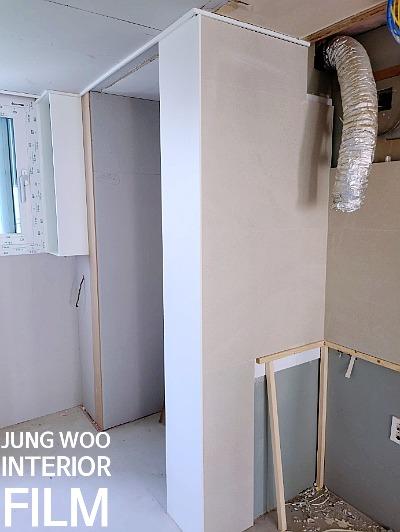 목재 프레임과 금속 호스가 보이는 실내 공간