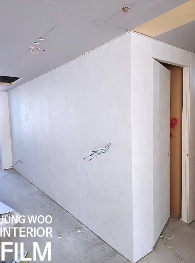 전선이 노출된 벽면과 열린 도어