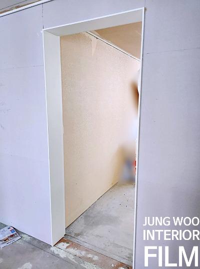 벽면 마감 전 문틀이 설치된 공간