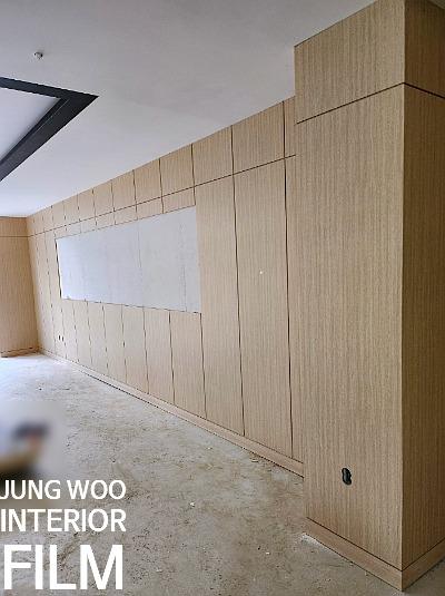 목재 패널 컬럼과 흰색 벽면이 보이는 지점
