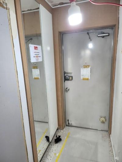 전선이 노출된 복도와 금속 도어의 상태