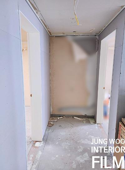 천장 노출과 철거물이 있는 복도 현장