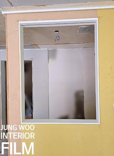 노란색과 베이지색 벽면 사이의 흰색 문틀 구조