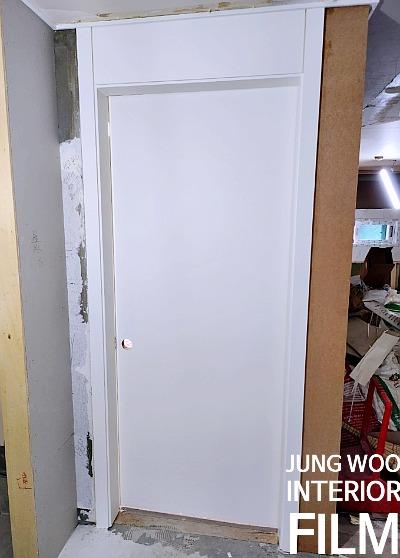 도어 프레임 상부와 문짝의 접합 부위