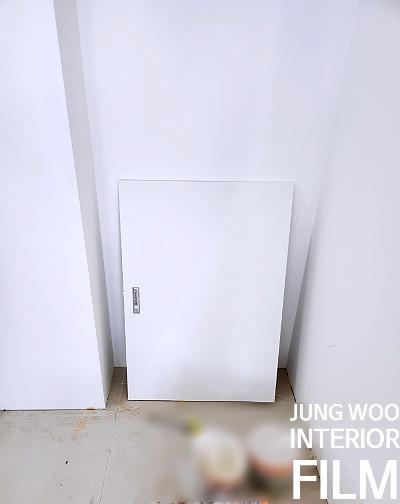 흰색 타일 바닥과 화이트 톤의 벽면 및 도어가 맞닿은 모습
